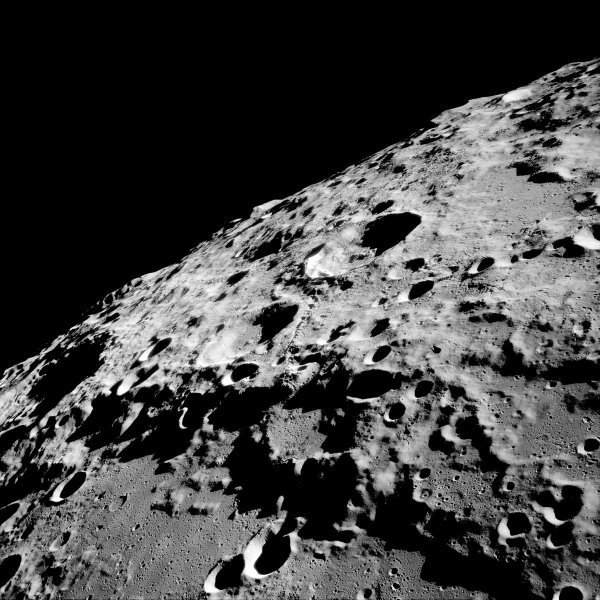 Поверхность Луны вблизи