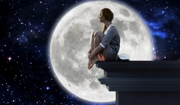 Девушка смотрит на луну