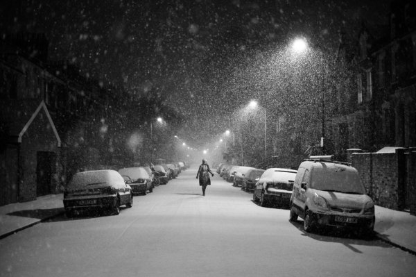 Чёрно белый зимний город