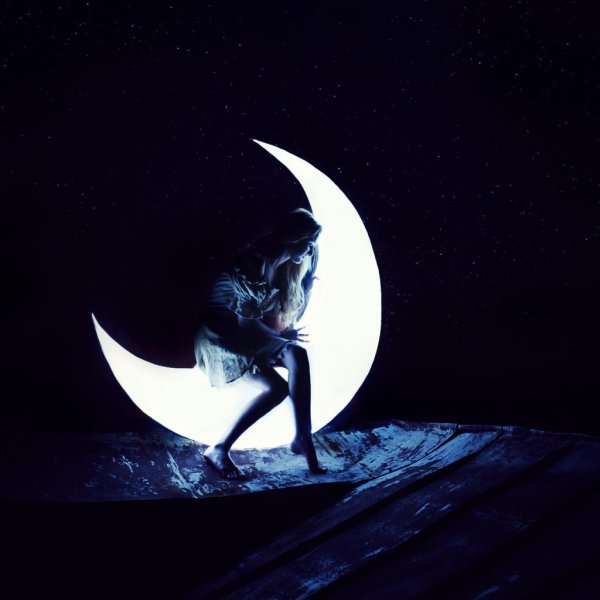 Девушка сидит на Луне