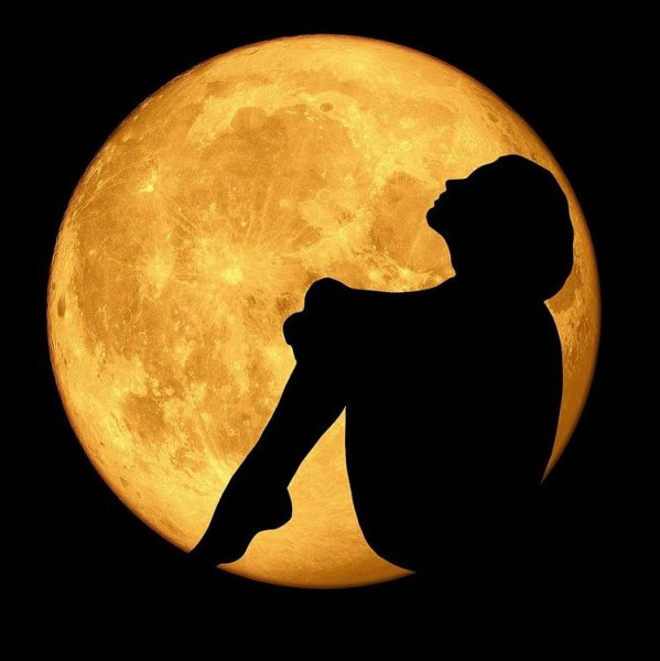 Девушка на фоне Луны