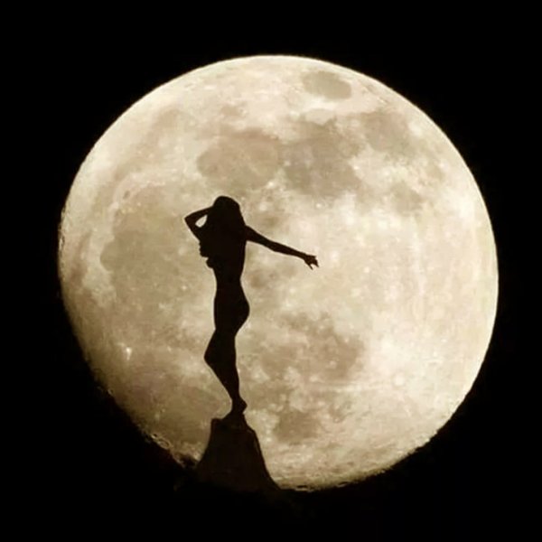 Девушка на фоне Луны