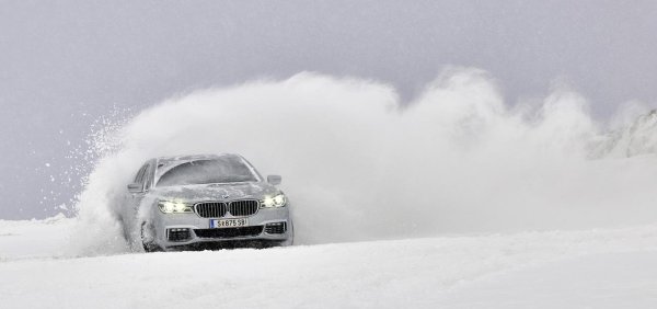 БМВ м5 зимой дрифт