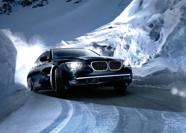 Черный автомобиль снег