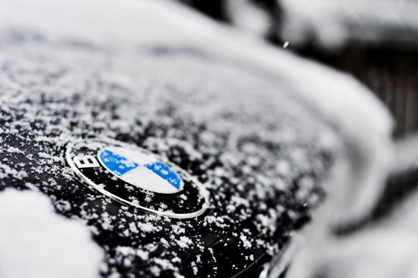 Значок БМВ В снегу