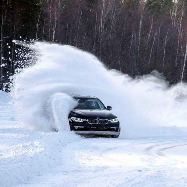 Машина в снегу