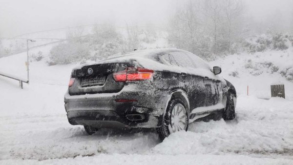 BMW x6 в снегу
