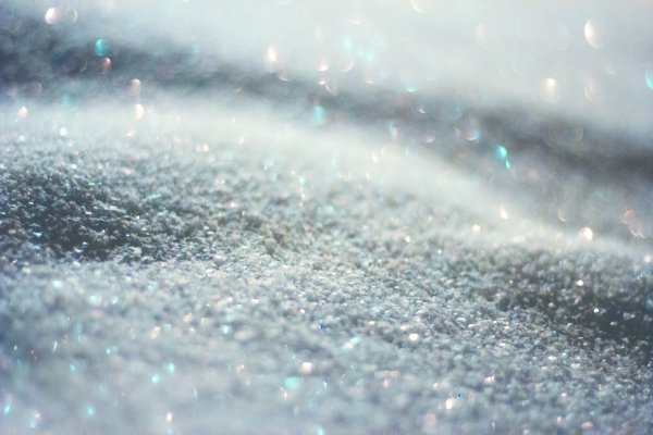 Снег блестит