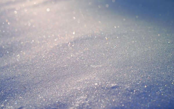 Снег блестит