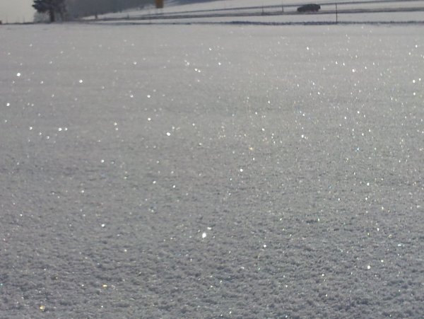 Снег блестит