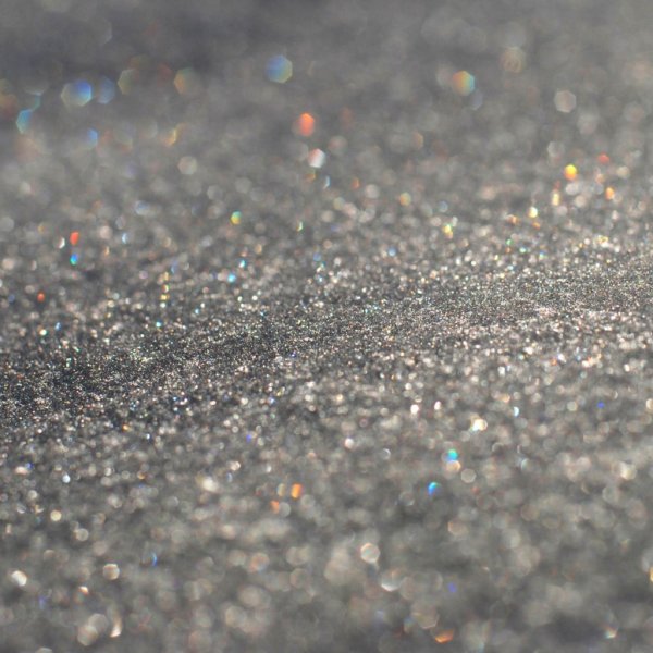 Снег блестит