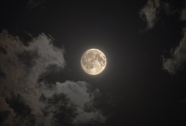 Жуткое небо с луной