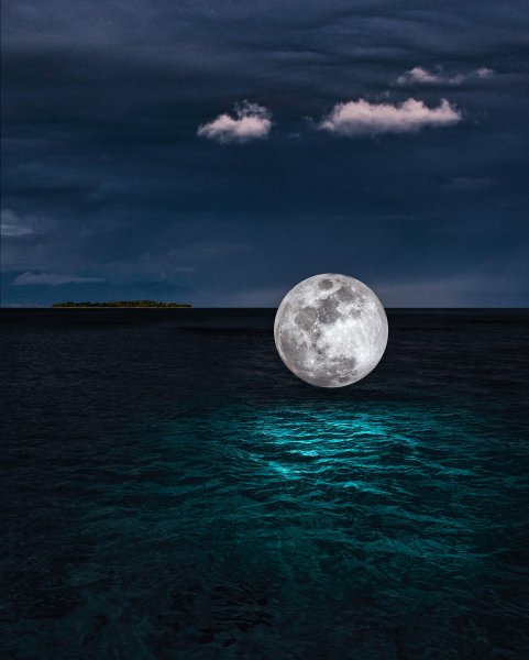 Полнолуние над океаном