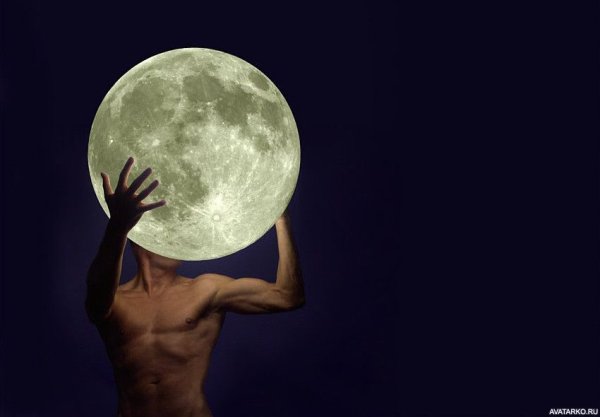 Мальчик с луной в руках
