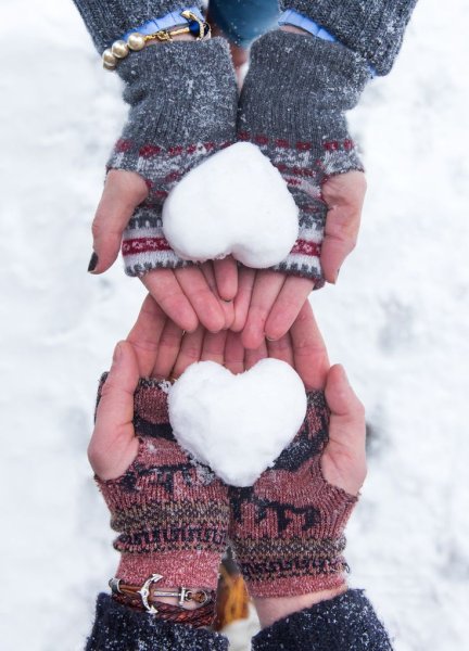 Снежное сердце в руках
