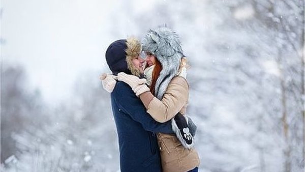 Парень обнимает девушку зима