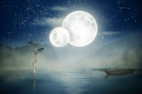 Две Луны на небе арт