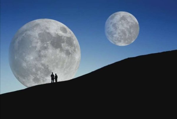 Две Луны у земли