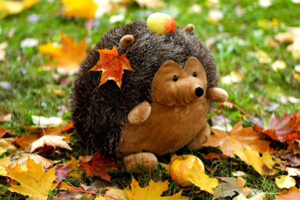 Игрушка в осенних листьях