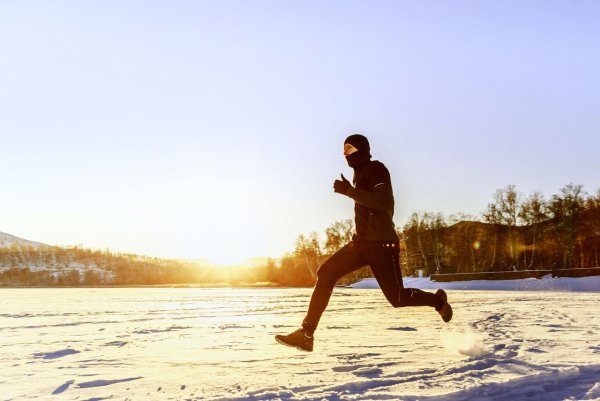 Бегуны в снегу