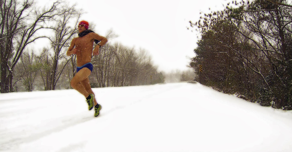 Бег зимой в лесу