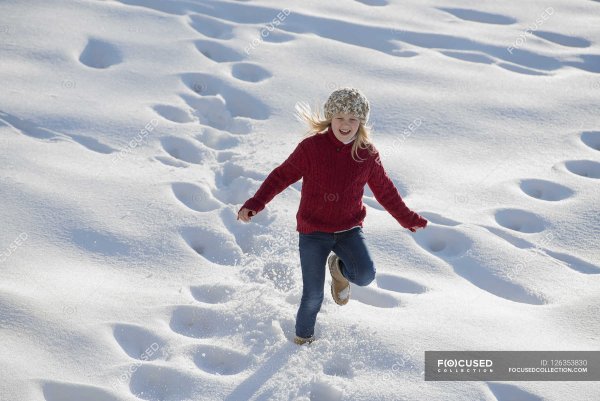 Дети бегают по мокрому снегу