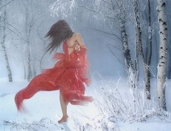 Девушка идет по снегу