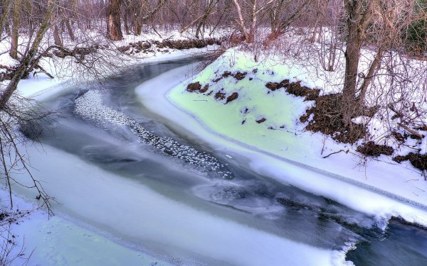 Ручей в снегу