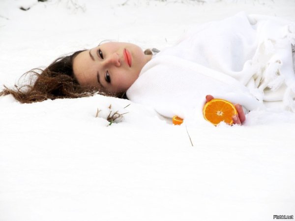 Девушка лежит на снегу