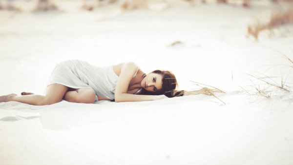Девушка лежит