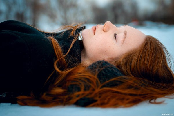 Девушка лежит с закрытыми глазами