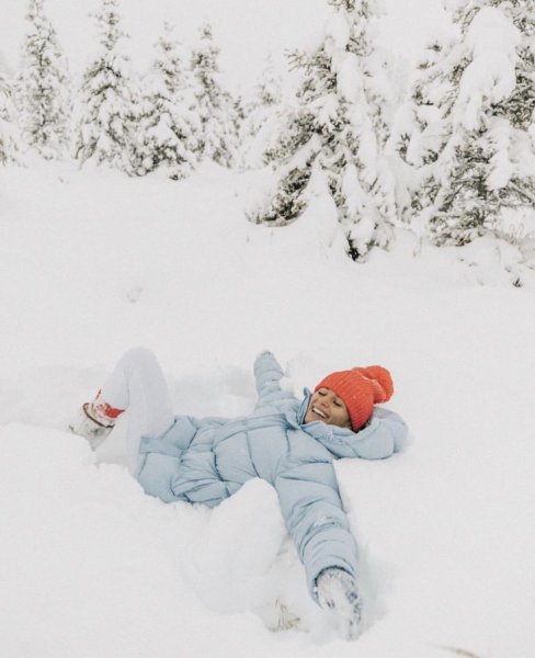 Валяться в снегу