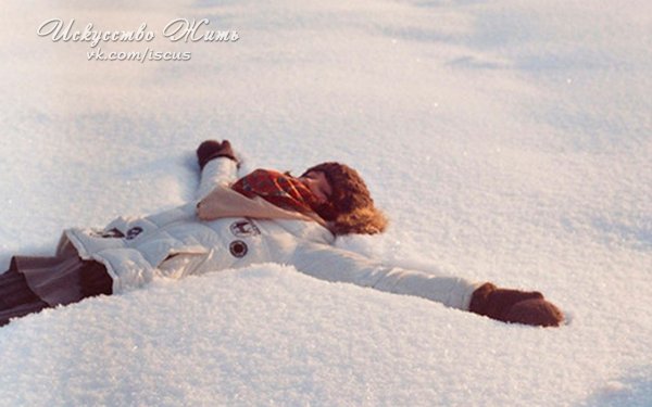 Девушка лежит на снегу