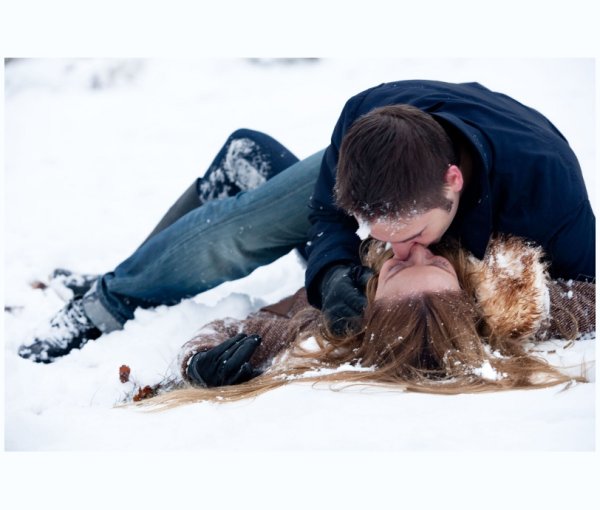 Парень валяется в снегу