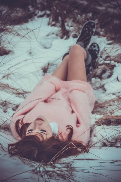 Девушки валяются в снегу