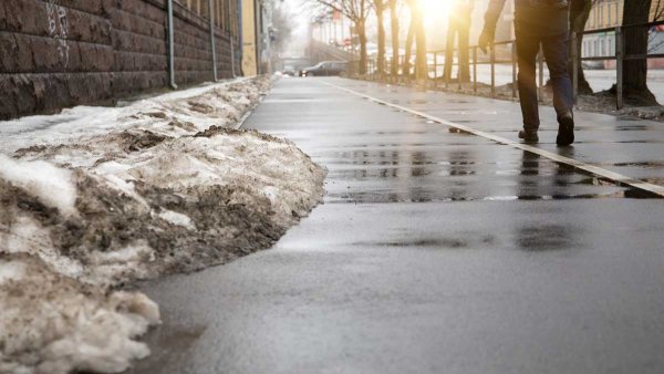 На. Улице. Растаял. Снег