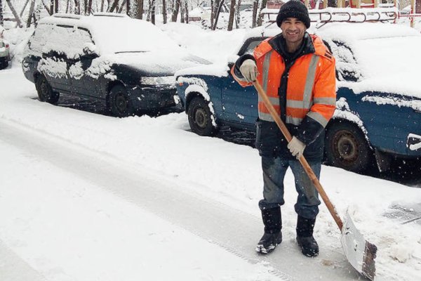 Узбеки убирают снег