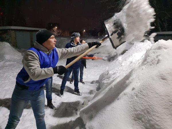 Мужик убирает снег