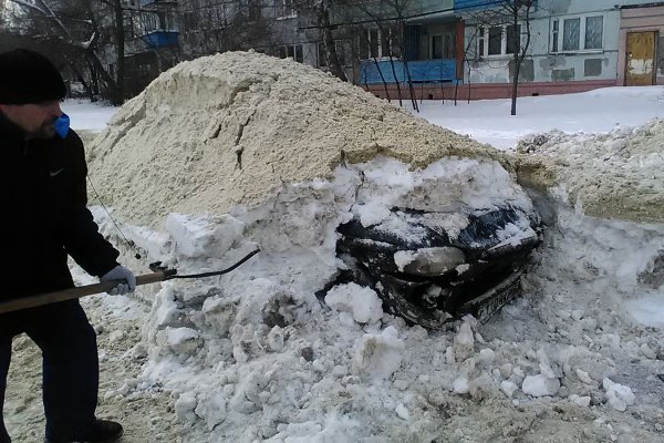 Машину засыпало снегом