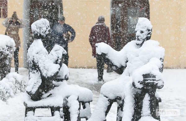 Человека замело снегом