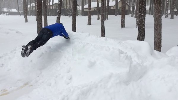 Прыжок в снег