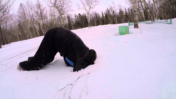 Человек головой в сугробе