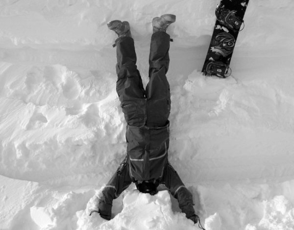 Ноги из сугроба