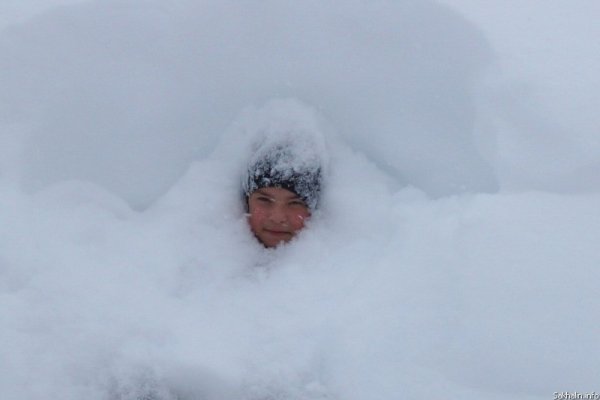 Человек по шею в сугробе