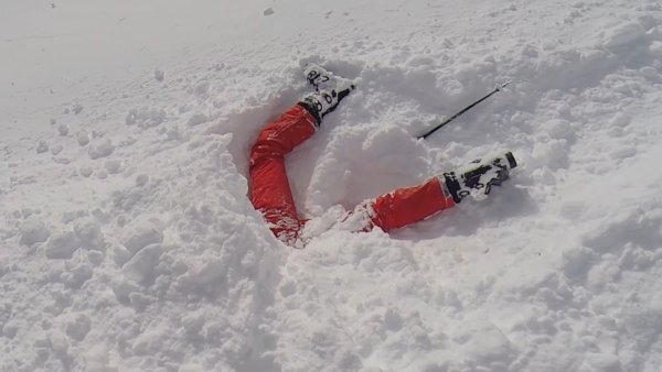 Девочка в сугробе застряла