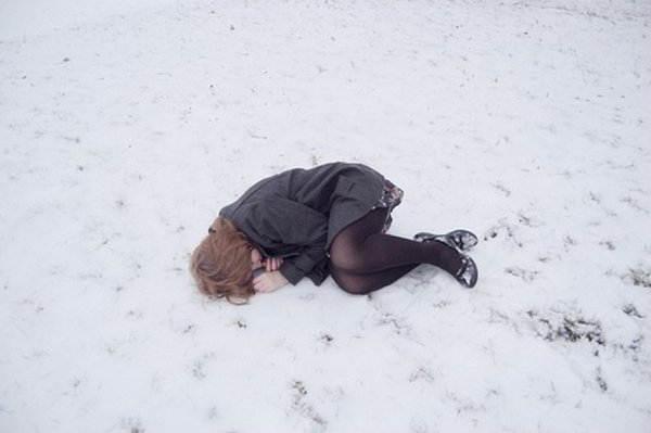 Девушка лежит на снегу