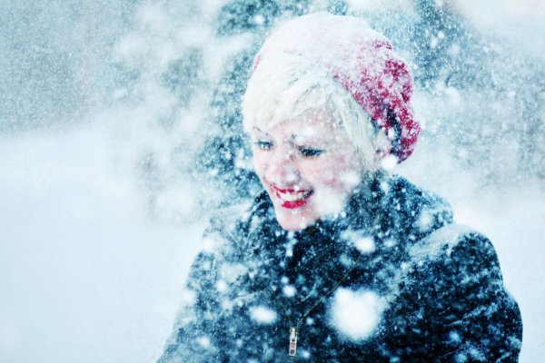 Голова девушки в снегу