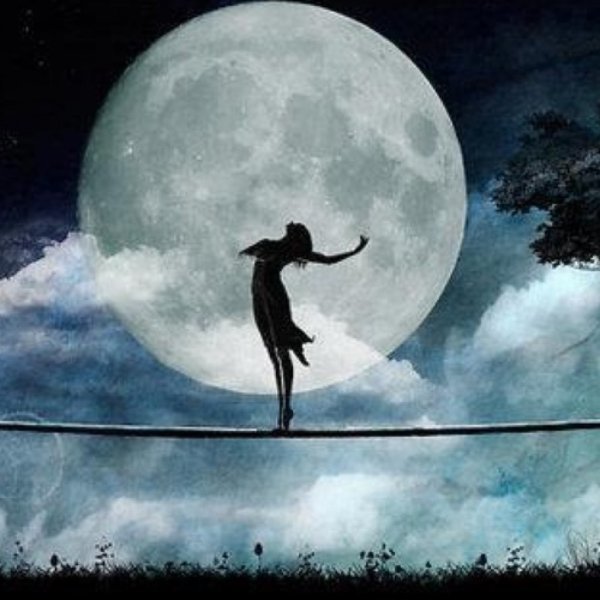 Девочка на фоне Луны