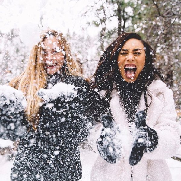 Зима девушка смеется