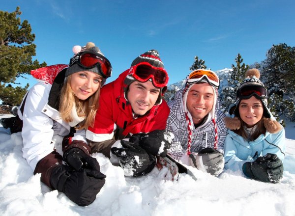 Компания друзей зимой